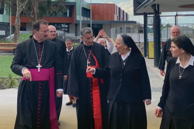 Maruni Patrikhanesi’nin X platformu üzerinden paylaştığı, Rai’nin (ortada) Avustralya’da çekilmiş bir fotoğrafı