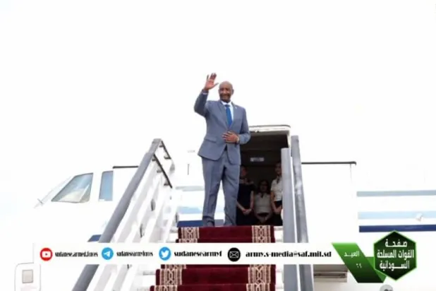 البرهان مغادراً مطار بورتسودان في طريقه إلى نيويورك الأربعاء (صفحة الجيش السوداني على «فيسبوك»)