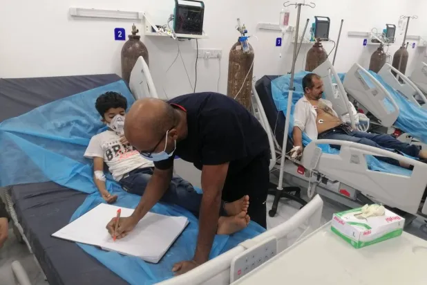 د. جلال مفتاح أحميد مع أحد المرضى بدرنة (جلال مفتاح أحميد)