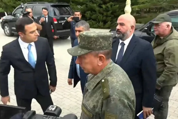 وفد من إقليم ناغورنو كاراباخ لدى وصوله إلى مدينة يفلاخ (أ.ف.ب)