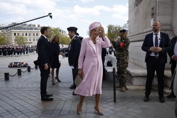 نجحت كاميلا في الجمع بين ما هو بريطاني وفرنسي باختيارها إطلالة من مصممة بريطانية هي فيونا كلير باللون الوردي الهادئ في اليوم الأول من زيارتها الرسمية إلى فرنسا (رويترز)