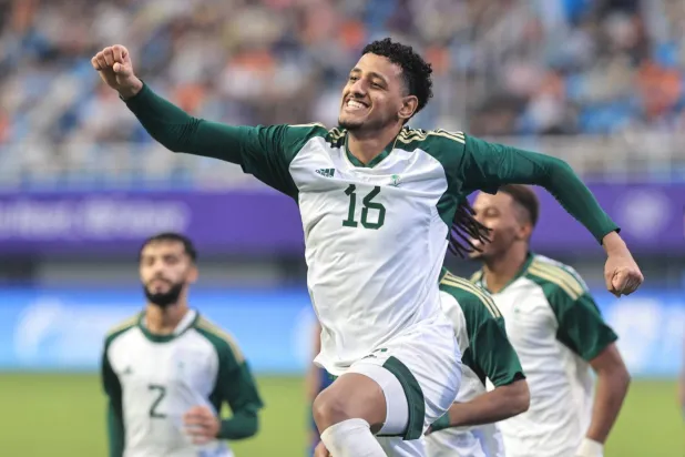 محمد مران يحتفل بهدفه في شباك منغوليا (الشرق الأوسط) 