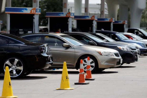 سيارات في إحدى محطات الوقود بولاية تكساس الأميركية (رويترز)