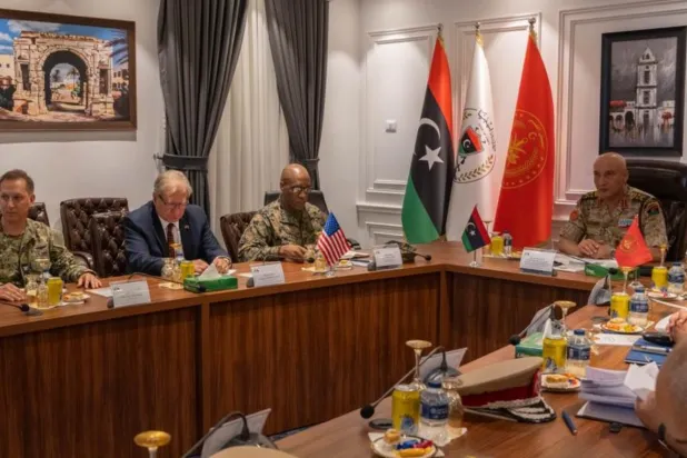 الوفد الأميركي خلال اجتماع مع رئيس أركان قوات حكومة «الوحدة» (السفارة الأميركية)