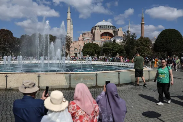 سياح في إسطنبول (أرشيفية: إ.ب.أ)