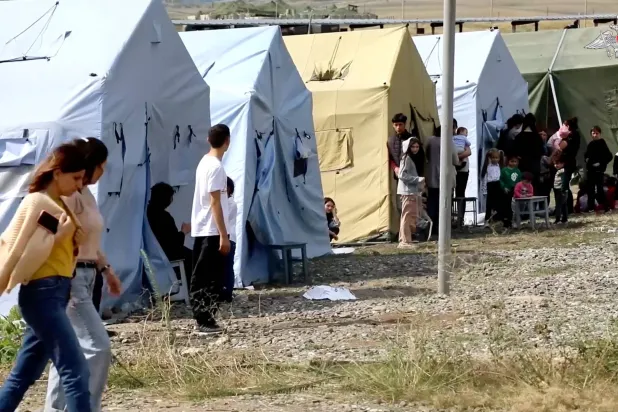 صورة من شريط فيديو لمدنيين أجلتهم القوات الروسية في كاراباخ (رويترز)