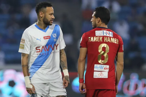 نيمار وطارق حامد يتجادلان خلال المواجهة (أ.ف.ب)