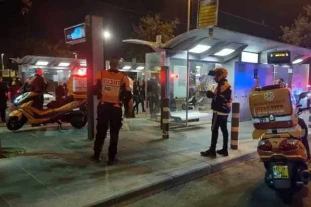 موقع حادثة طعن حارس الأمن الإسرائيلي في محطة للقطار الخفيف بالقدس (هيئة الإسعاف الإسرائيلية عبر منصة إكس)