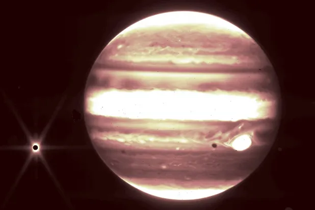 تُظهر هذه الصورة المنشورة التي أصدرتها وكالة «ناسا» في 21 سبتمبر 2023 كوكب المشتري (على اليمين) وقمره «أوروبا» (على اليسار) كما يُرى من خلال أداة تلسكوب «جيمس ويب» (أ.ف.ب)