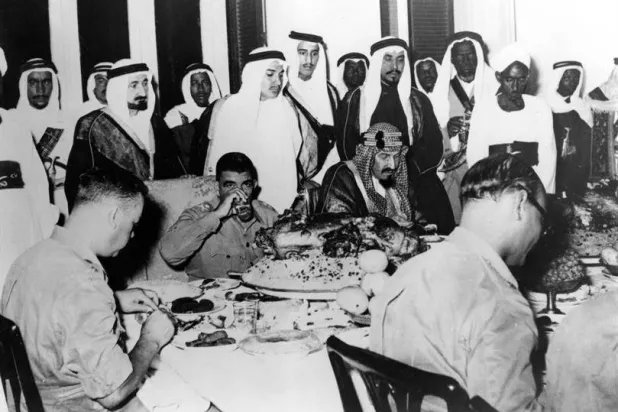 الملك عبد العزيز ومحمد نجيب في مادبة الغذاء التي اقيمت للوفد المصري وبدأ في الصورة الملك سلمان بن عبد العزيز ثم الامير طلال بن عبد العزيز ثم يوسف ياسين 