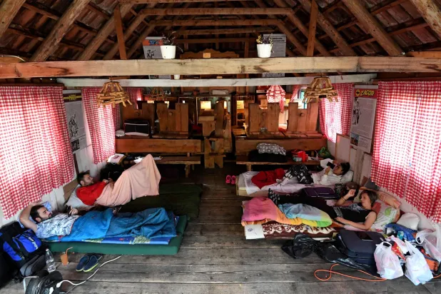 المتنافسون في نهائي بطولة الكسل في قرية بريزنا المونتينيغرية (أ.ف.ب)