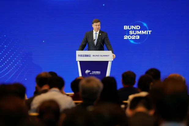 نائب الرئيس التنفيذي للمفوضية الأوروبية فالديس دومبروفسكيس يتحدث في قمة بوند بشنغهاي 23 سبتمبر 2023 (رويترز)