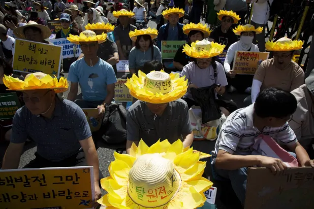 ناشطون بيئيون حلال تجمّع في سيول للتذكير بأخطار التغيّر المناخي (إ.ب.أ)