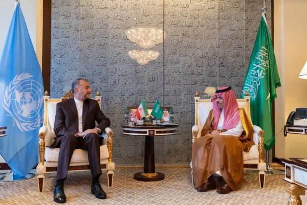 الأمير فيصل بن فرحان لدى لقائه حسين أمير عبداللهيان في نيويورك السبت (الخارجية السعودية)