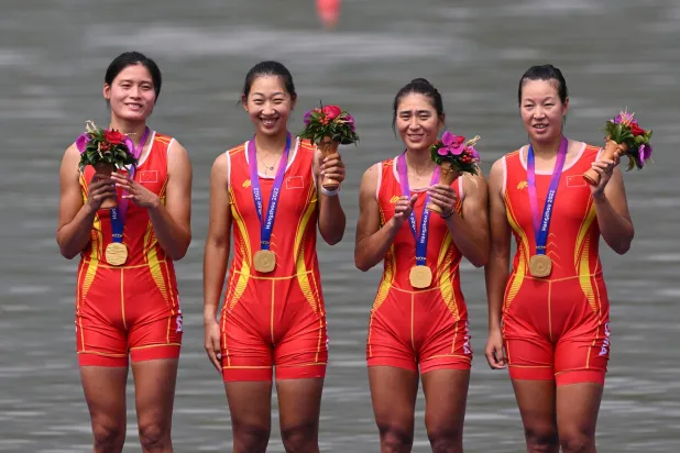 سيدات الصين يحتفلن بالذهبية في التجذيف (أ.ف.ب)