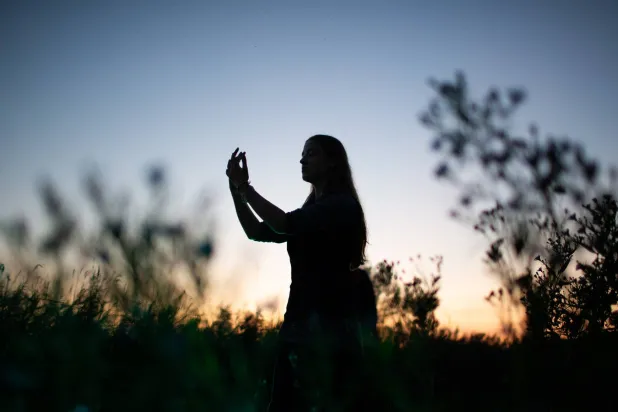 العديد من الفنلنديين يمشون وسط الطبيعة (أرشيفية - إ.ب.أ)