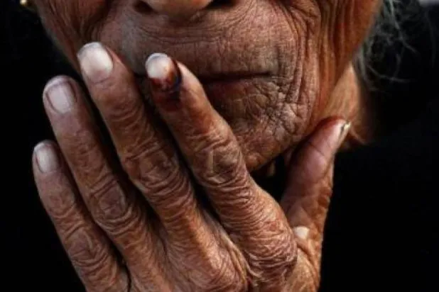 مع تقدم الأشخاص في العمر، تشهد أجسامهم تغيرات كبيرة قد تجعلهم أضعف (رويترز)
