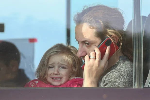 وصول أول مجموعة من اللاجئين الفارّين من ناغورنو كاراباخ لأرمينيا (رويترز)