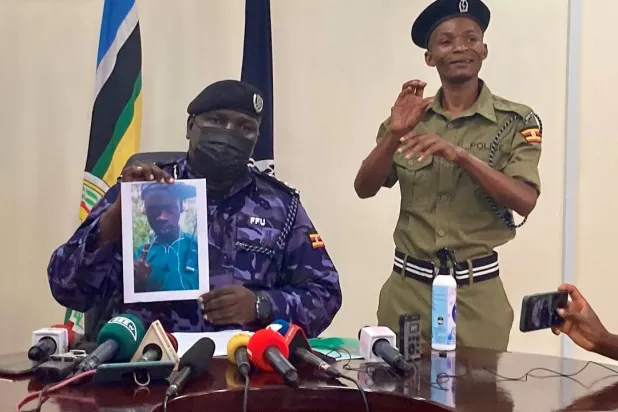 الشرطة الأوغندية تعرض صورة نكالوبو عام 2021 حين اتهمته بالتخطيط لهجمات في كامبالا (صحافة محلية)