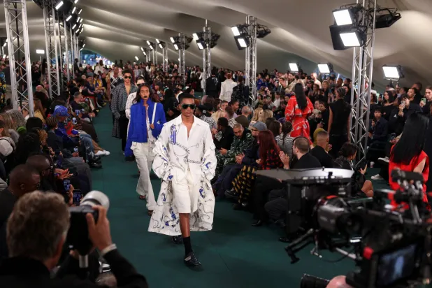 تنوعت الاقتراحات والنتيجة واحدة أن دانييل لي فهم رموز «بيربري» وأتقن استعمالها (رويترز)