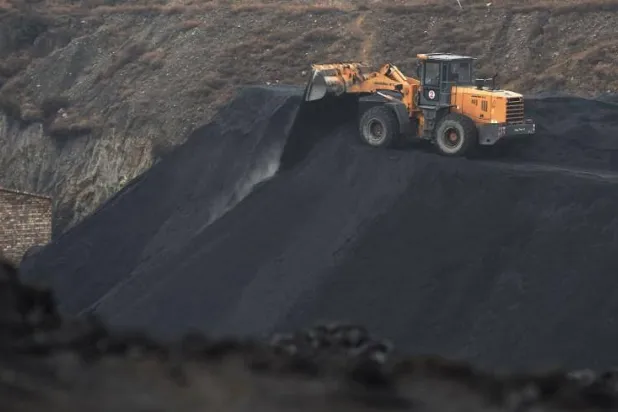 جرافة تقوم بإفراغ الفحم قرب منجم للفحم في الصين (أرشيفية - رويترز)