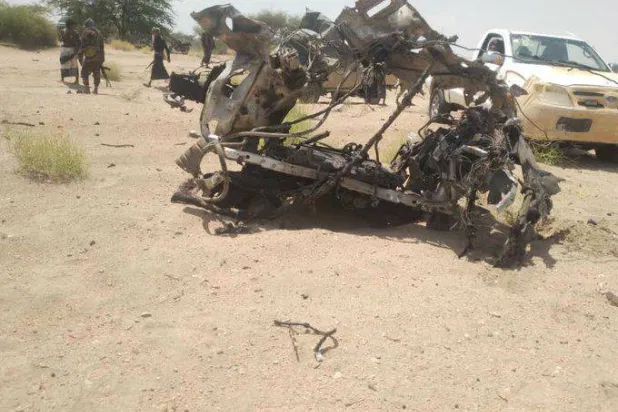 عربة إسعاف استُهدفت بعبوة ناسفة من قبل مجهولين يعتقد أنهم من عناصر «القاعدة» في اليمن (إكس)