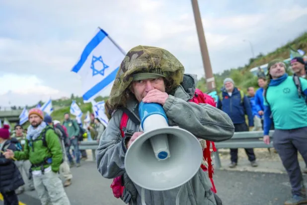İsrailli yedek askerler, bir süre önce Netanyahu’nun yargı planına karşı protesto düzenlediler. (AP)