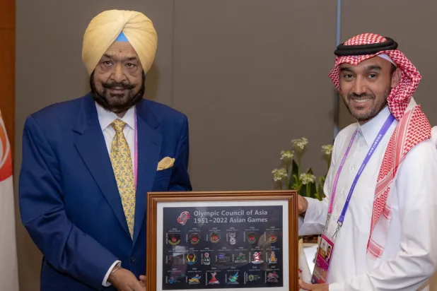 الفيصل خلال لقائه رئيس المجلس الأولمبي الآسيوي المكلف راندير (الشرق الأوسط)