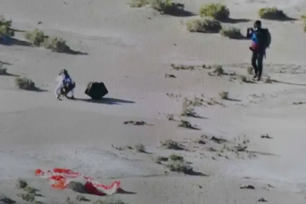 الكبسولة الحاوية للعييّات في صحراء يوتا أمس (أ.ف.ب)