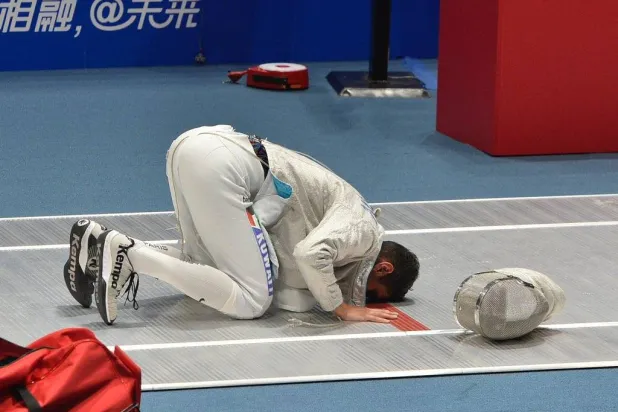 يوسف الشملان يسجد لله شكراً بعد ضمان الفوز بالبرونزية (منصة إكس)