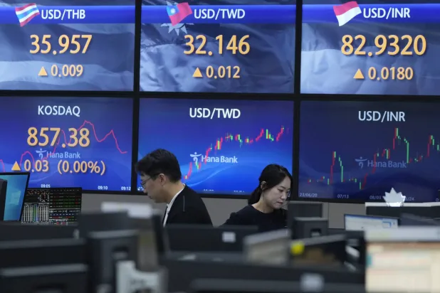 متداولون يتابعون تحركات الأسهم والعملات على شاشات في مقر البورصة الكورية الجنوبية بالعاصمة سيول (أ.ب)