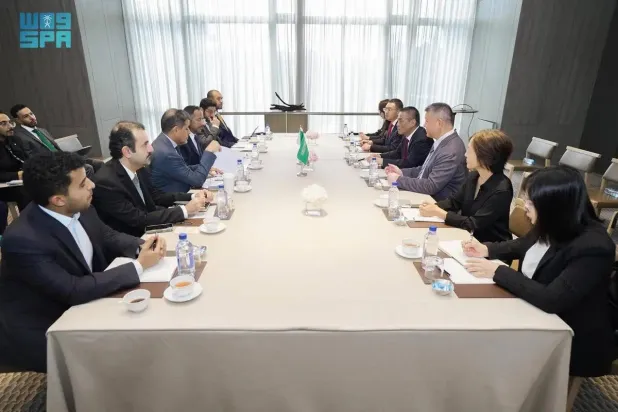 وزير الصناعة والثروة المعدنية خلال لقائه مسؤولي إحدى الشركات الصينية (الشرق الأوسط)