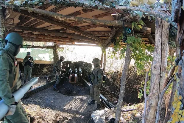 صورة من شريط فيديو وزّعته وزارة الدفاع الروسية لجنود يقصفون مواقع أوكرانية (أ.ف.ب)