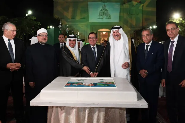 سفير خادم الحرمين الشريفين لدى القاهرة وأعضاء في الحكومة المصرية (حساب السفارة السعودية في القاهرة على «إكس»)