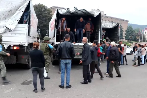 لقطة فيديو نشرته وزارة الدفاع الروسية الاثنين تظهر عمليات إجلاء نازحين من ستيباناكيرت تنظمها قوات حفظ السلام الروسية (أ.ف.ب)