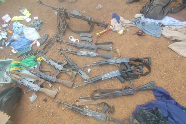 أسلحة ومعدات صودرت بعد تدمير القافلة الإرهابية (وكالة أنباء بوركينا فاسو الرسمية)