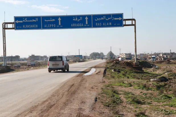Suriye’nin kuzeydoğusundaki Resulayn şehrini gösteren trafik levhası (Şarku’l-Avsat)