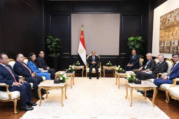 السيسي خلال لقائه رئيس البنك الآسيوي للاستثمار في البنية التحتية والوفد المرافق له (من موقع رئاسة الجمهورية)