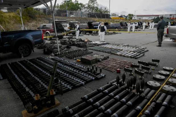 شرطة كوسوفو تعرض (الاثنين) كميات من الأسلحة صادرتها غداة مقتل شرطي قرب الحدود مع صربيا (أ.ف.ب)