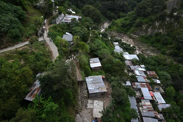 منظر جوي للمساكن المتضررة من فيضان النهر في غواتيمالا (أ.ف.ب)