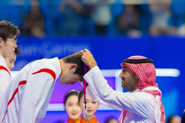 الفیصل تیراکی کے چیمپئنز کو میڈل دینے کی تقریب میں شرکت کے دوران (الشرق الاوسط) 