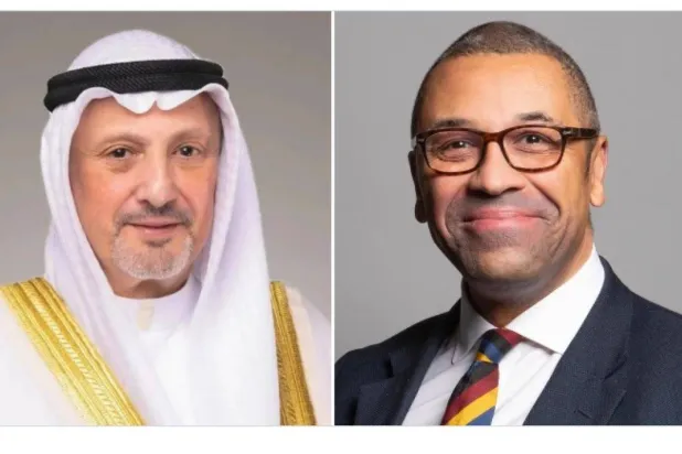 وزير الخارجية الكويتي الشيخ سالم عبد الله الجابر الصباح ونظيره البريطاني جيمس كليفرلي 