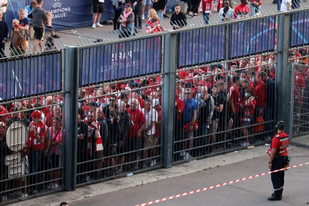 الجمهور محاصر خارج اسوار ملعب استاد دو فرانس قبل مباراة نهائي دوري الابطال 2022 (غيتي)