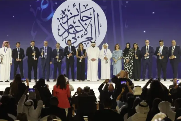 الشيخ أحمد بن محمد بن راشد آل مكتوم النائب الثاني لحاكم دبي رئيس مجلس دبي للإعلام مع الفائزين بجوائز الصحافة العربية (الشرق الأوسط)