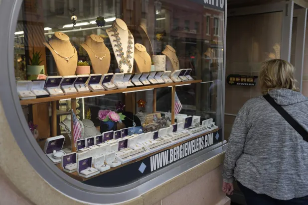 متسوق ينظر إلى ما يُعرض من مجوهرات في أحد المتاجر في ديدوود في الولايات المتحدة (أ.ب)
