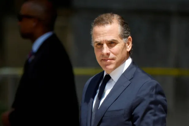 هانتر بايدن نجل الرئيس الأميركي جو بايدن يغادر المحكمة الفيدرالية بعد جلسة استماع بشأن تهمتين تتعلقان بالامتناع المتعمد في دفع ضرائب الدخل في ويلمنغتون بولاية ديلاوير يوم 26 يوليو 2023 (رويترز)