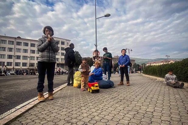 من أبناء المجتمع الأرميني في  كاراباخ ينتظرون إجلاءهم من ستيباناكيرت في 26 سبتمبر 2023 (أ.ف.ب)