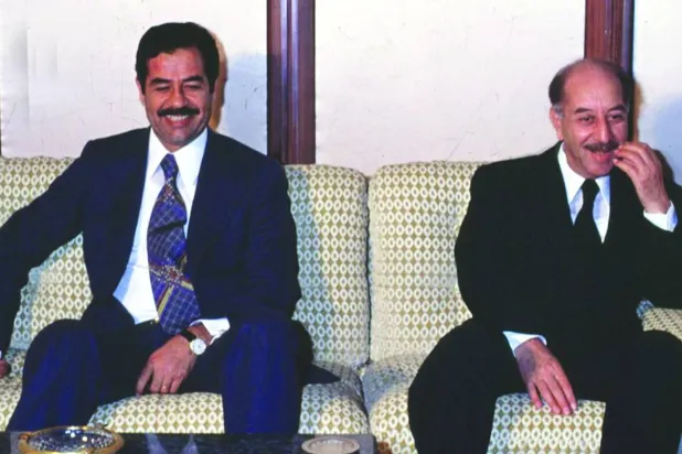 
صورة تعود إلى عام 1976 للرئيس أحمد حسن البكر ونائبه صدام حسين (غيتي)