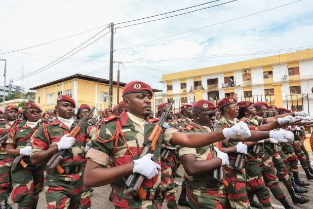 جنود يشاركون في عرض عسكري بعد الانقلاب في الغابون (أ.ف.ب)
