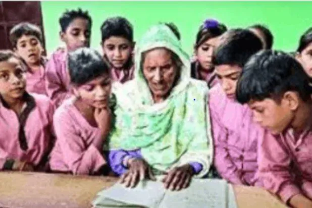 الجدة سليمة خان تقرأ وسط تلاميذ في قريتها (وسائل إعلام محلية)